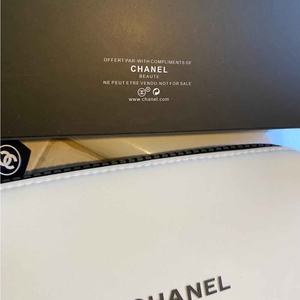 Chanel White Clear Tote Bag with Flower Charm - Picture 5 of 9
